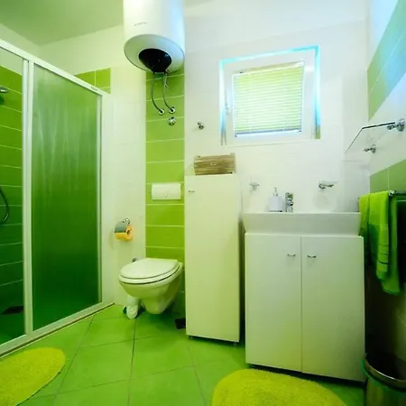 4 Bed Sleeps 9 - Pool Pets Garden Parking ヴィラ スペタル