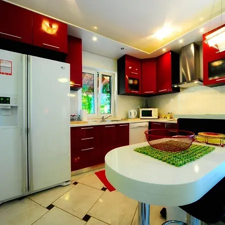 4 Bed Sleeps 9 - Pool Pets Garden Parking *