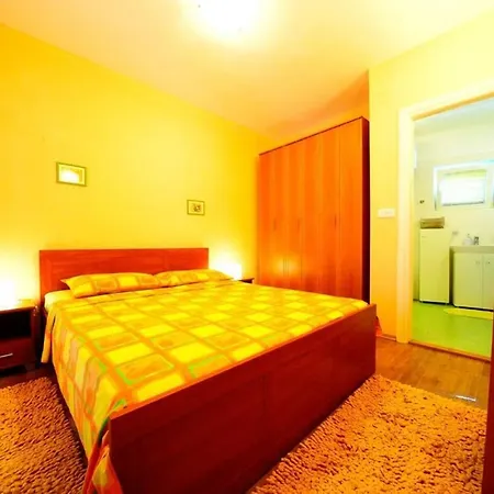 فيلة 4 Bed Sleeps 9 - Pool Pets Garden Parking