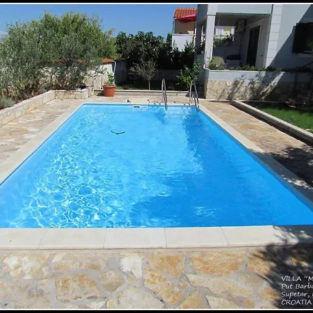 4 Bed Sleeps 9 - Pool Pets Garden Parking فيلة سوبيتار