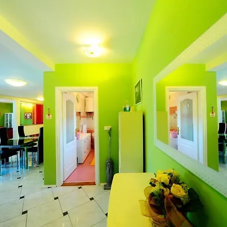 فيلة 4 Bed Sleeps 9 - Pool Pets Garden Parking *