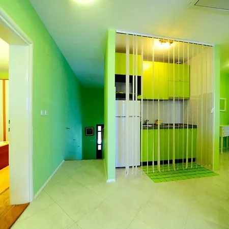 فيلة 4 Bed Sleeps 9 - Pool Pets Garden Parking *