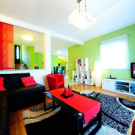 4 Bed Sleeps 9 - Pool Pets Garden Parking سوبيتار