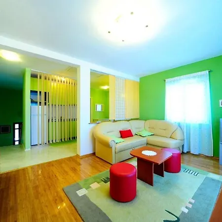 4 Bed Sleeps 9 - Pool Pets Garden Parking فيلة سوبيتار