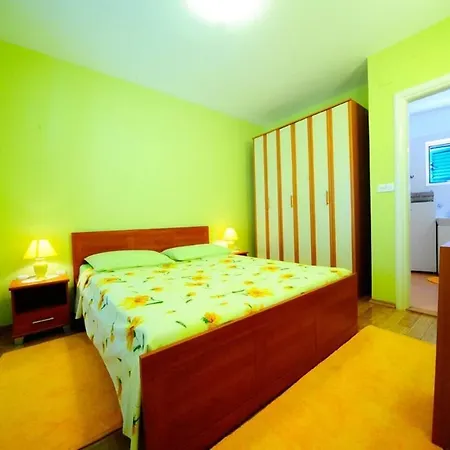 4 Bed Sleeps 9 - Pool Pets Garden Parking فيلة
