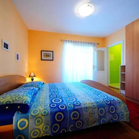 4 Bed Sleeps 9 - Pool Pets Garden Parking فيلة سوبيتار