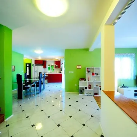 4 Bed Sleeps 9 - Pool Pets Garden Parking فيلة