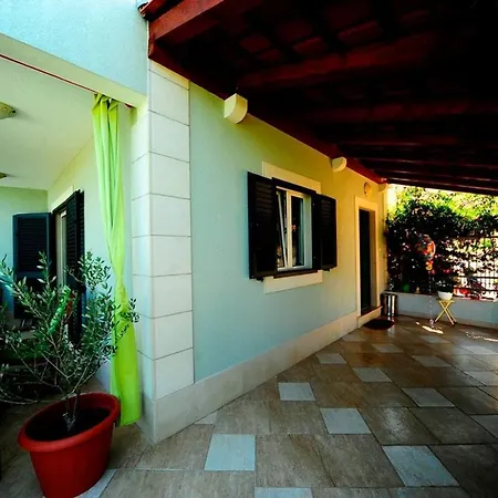فيلة 4 Bed Sleeps 9 - Pool Pets Garden Parking