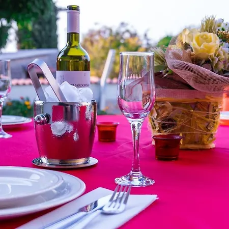 4 Bed Sleeps 9 - Pool Pets Garden Parking * سوبيتار