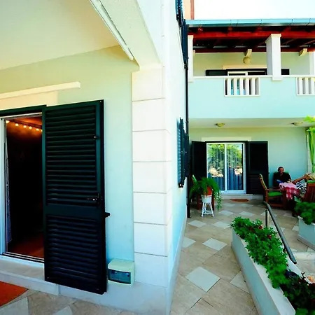 4 Bed Sleeps 9 - Pool Pets Garden Parking *