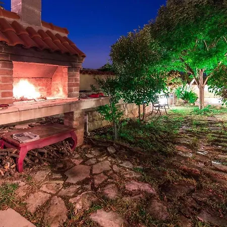 Villa 4 Bed Sleeps 9 - Pool Pets Garden Parking *