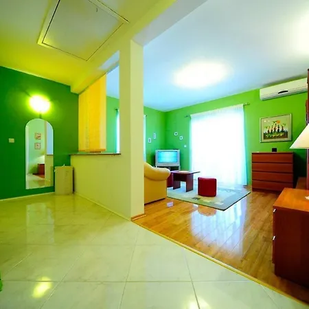 4 Bed Sleeps 9 - Pool Pets Garden Parking فيلة
