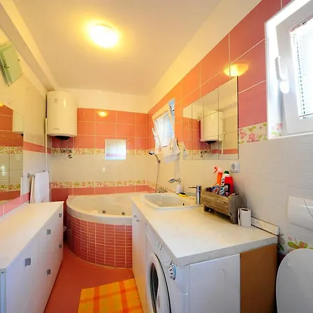 4 Bed Sleeps 9 - Pool Pets Garden Parking * سوبيتار