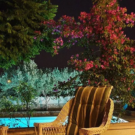 4 Bed Sleeps 9 - Pool Pets Garden Parking فيلة سوبيتار