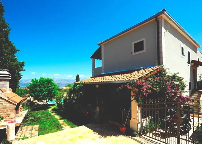 Villa 4 Bed Sleeps 9 - Pool Pets Garden Parking