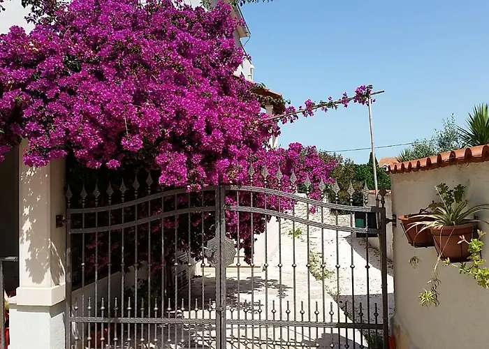4 Bed Sleeps 9 - Pool Pets Garden Parking * Supetar
