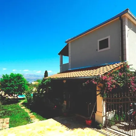 וילה 4 Bed Sleeps 9 - Pool Pets Garden Parking