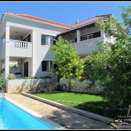 4 Bed Sleeps 9 - Pool Pets Garden Parking Villa Supetar