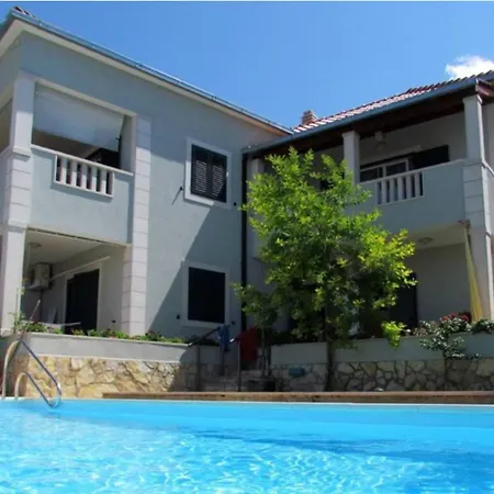 4 Bed Sleeps 9 - Pool Pets Garden Parking וילה סופטאר