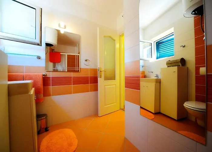 4 Bed Sleeps 9 - Pool Pets Garden Parking * Supetar