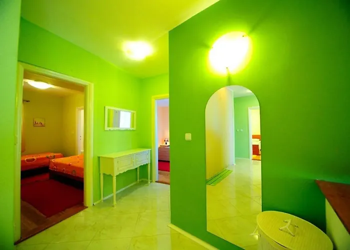Villa 4 Bed Sleeps 9 - Pool Pets Garden Parking