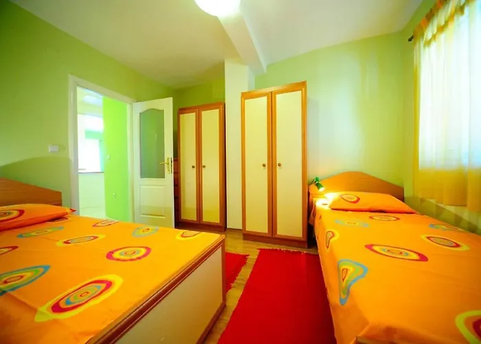4 Bed Sleeps 9 - Pool Pets Garden Parking Villa *