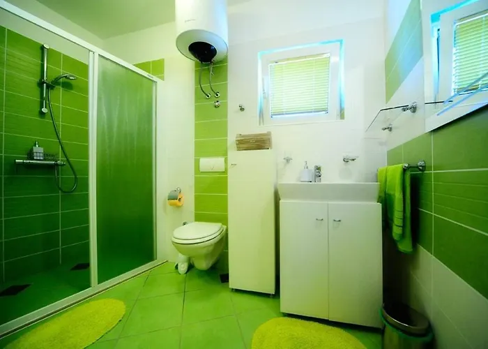 4 Bed Sleeps 9 - Pool Pets Garden Parking Villa Supetar