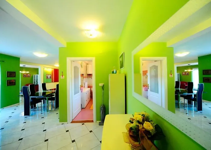 Villa 4 Bed Sleeps 9 - Pool Pets Garden Parking *