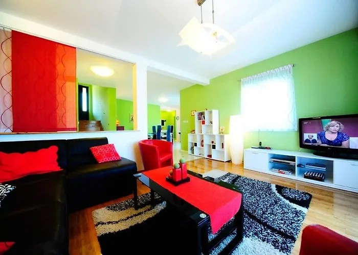 4 Bed Sleeps 9 - Pool Pets Garden Parking Supetar