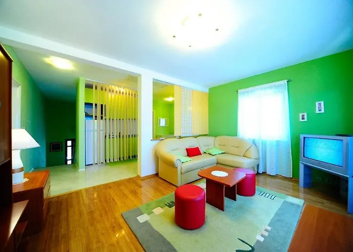 4 Bed Sleeps 9 - Pool Pets Garden Parking Villa Supetar