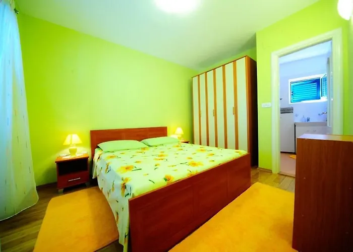 4 Bed Sleeps 9 - Pool Pets Garden Parking Villa