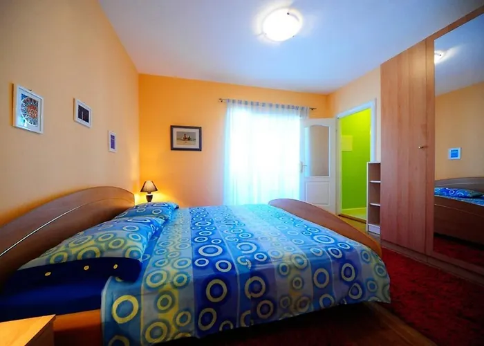 4 Bed Sleeps 9 - Pool Pets Garden Parking Villa Supetar