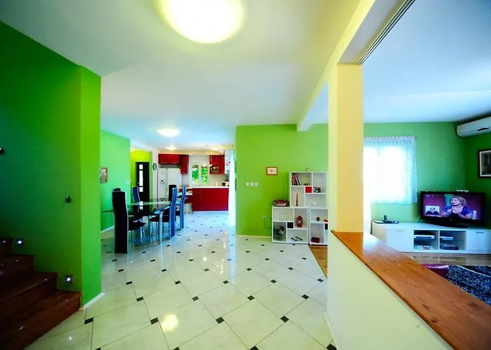 4 Bed Sleeps 9 - Pool Pets Garden Parking Villa