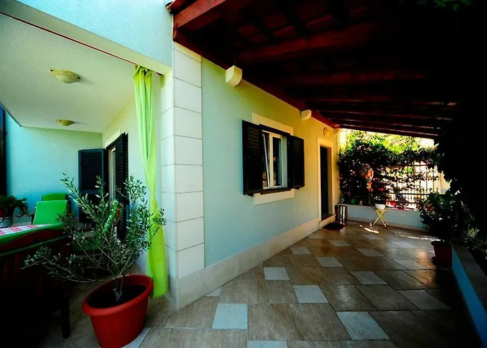 Villa 4 Bed Sleeps 9 - Pool Pets Garden Parking