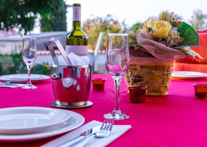 4 Bed Sleeps 9 - Pool Pets Garden Parking * Supetar