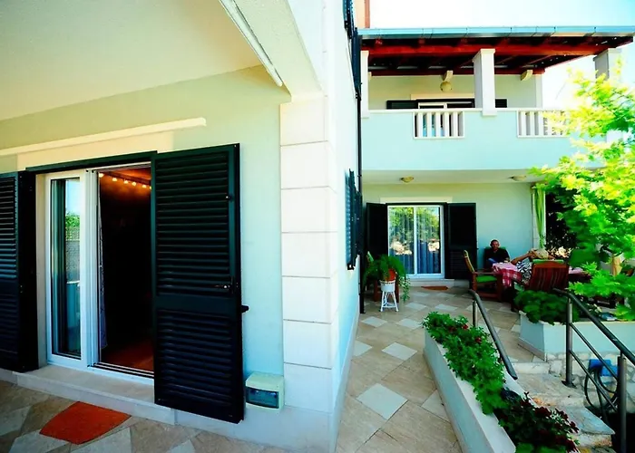 4 Bed Sleeps 9 - Pool Pets Garden Parking *