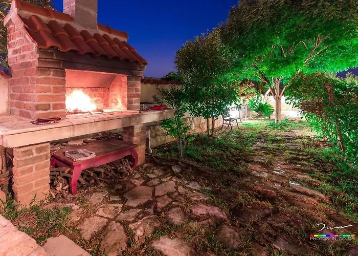 Villa 4 Bed Sleeps 9 - Pool Pets Garden Parking *
