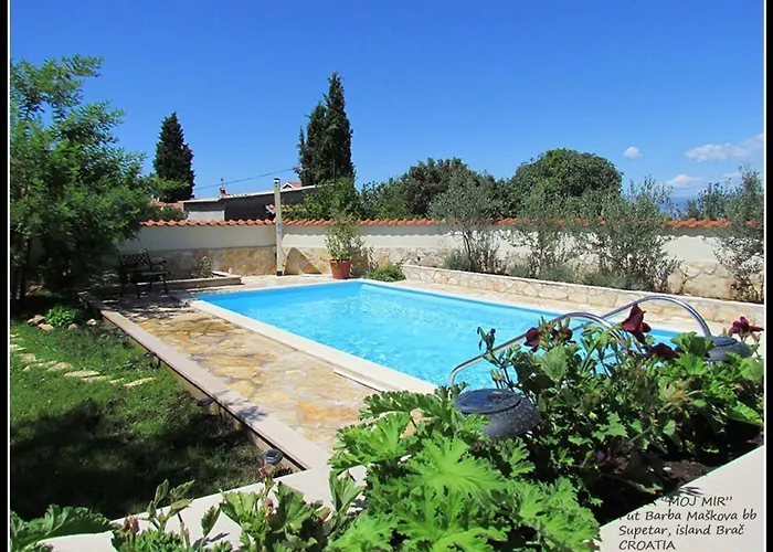 Villa 4 Bed Sleeps 9 - Pool Pets Garden Parking *