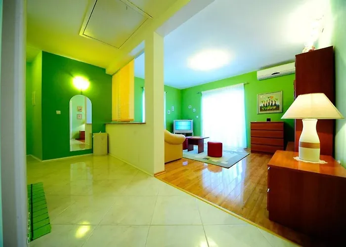 4 Bed Sleeps 9 - Pool Pets Garden Parking Villa