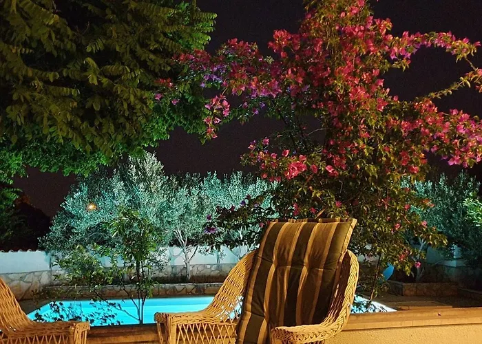 4 Bed Sleeps 9 - Pool Pets Garden Parking Villa Supetar