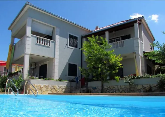 4 Bed Sleeps 9 - Pool Pets Garden Parking Villa Supetar